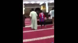 سكران دخل المسجد وبدا يغني ينونو ينونو